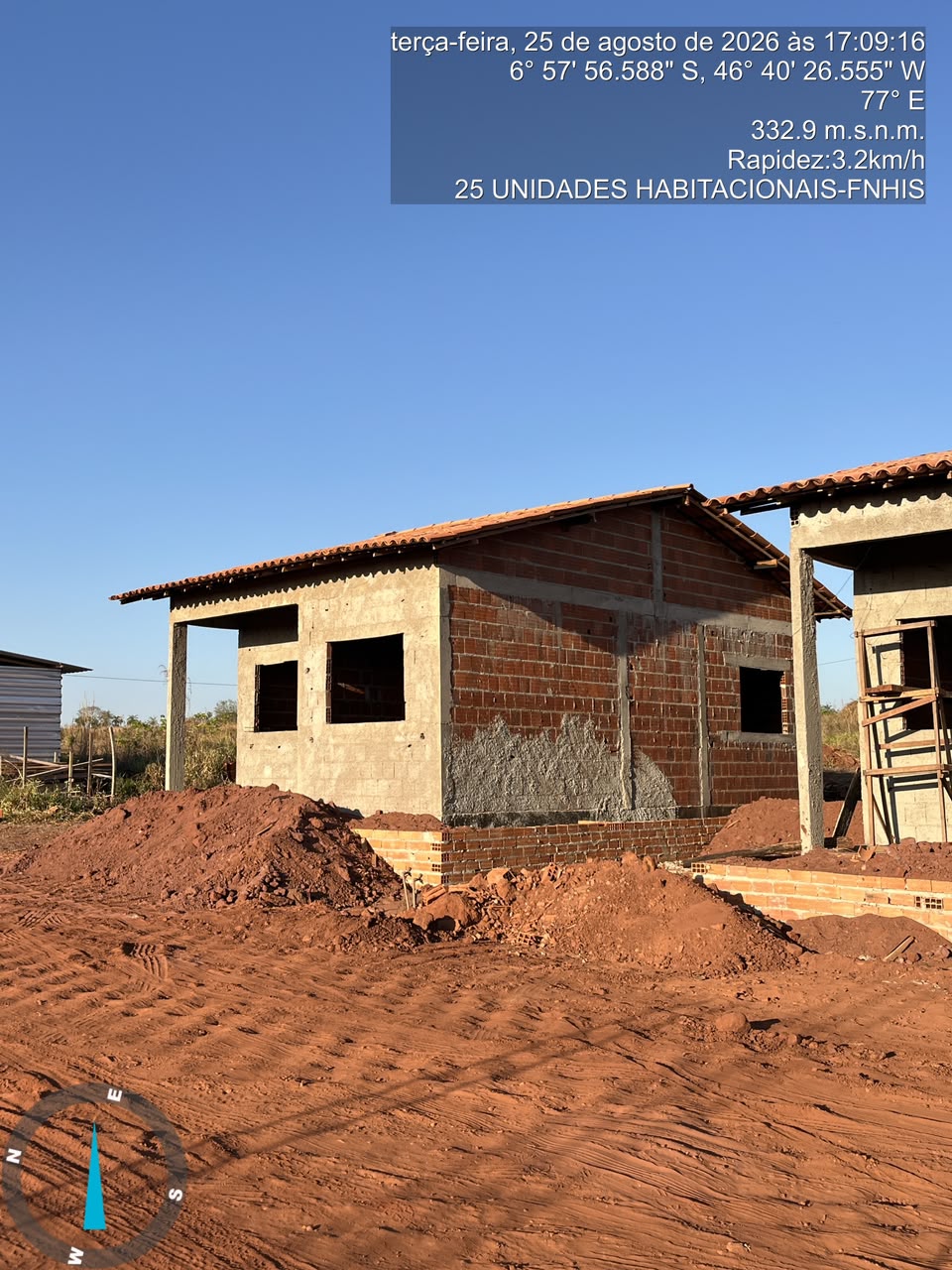 Fachada em construção com base em tijolo