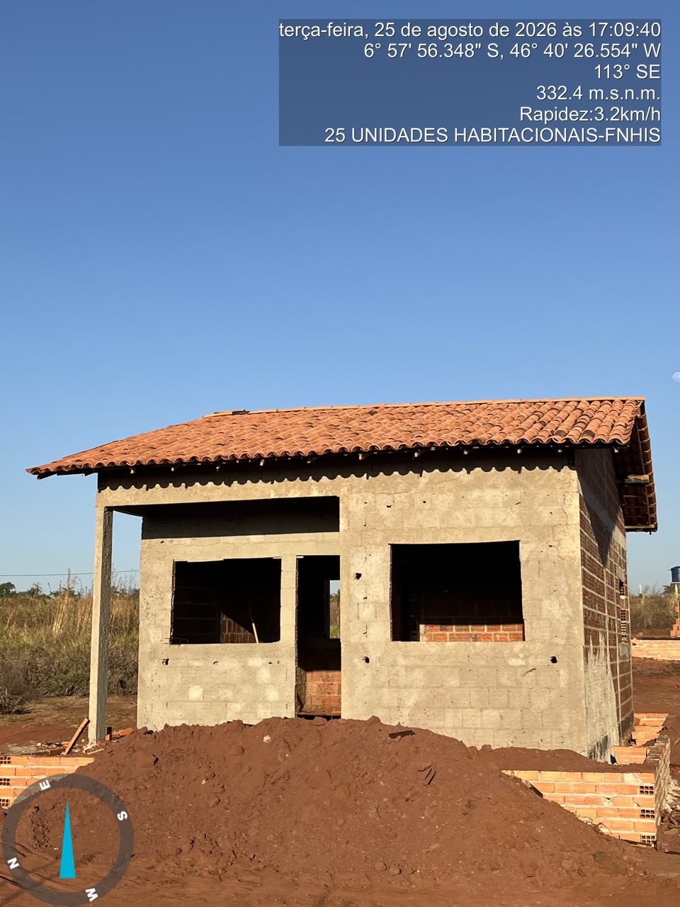 Vista lateral de duas casas em execução