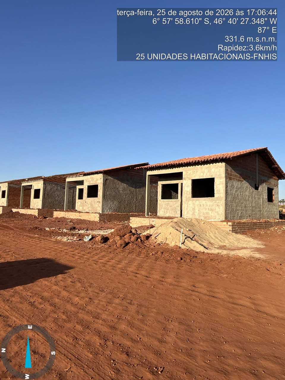 Casa com telhado sendo finalizada